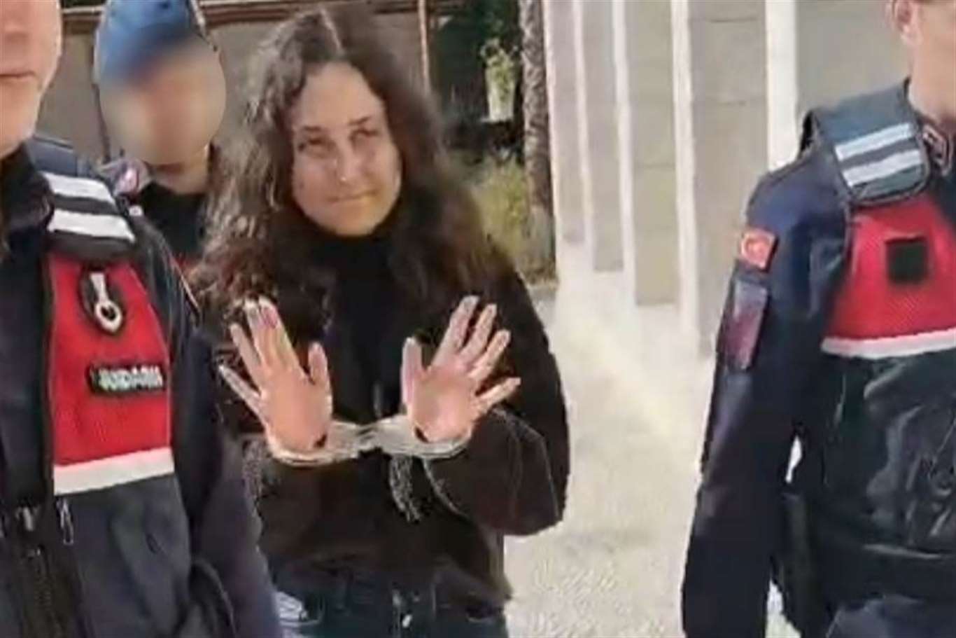       Esra Işık duruşmaya kelepçe ile getirildi haberi